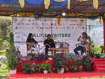 Ubai Dillah Al Anshori dan Thompson Hs, Moderator Melinda Siahaan. Diskusi Puisi diBWF 2024